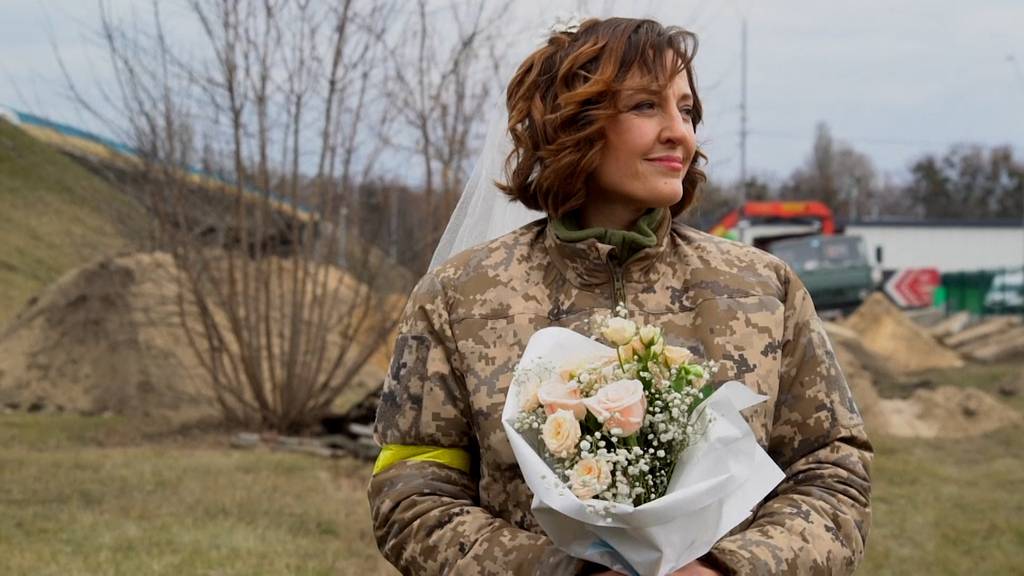 Soldatin und Soldat heiraten an ukrainischer Verteidigungslinie