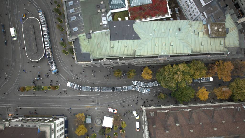 Am Mittwochmittag verunfallten am Zürcher Paradeplatz zwei Trams. Dabei wurden drei Personen leicht verletzt.