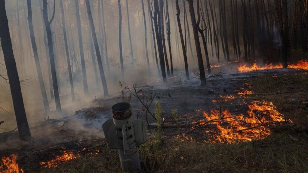 ARCHIV - Ein MSLR-Raketenstab ist bei einem Waldbrand nach einem russischen Angriff in der Nähe von Slowjansk zu sehen. Foto: Evgeniy Maloletka/AP/dpa