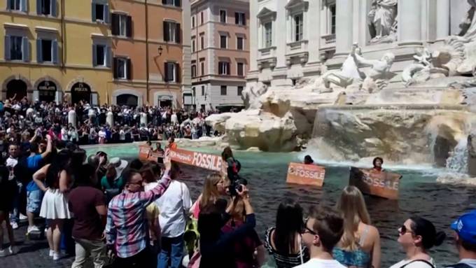 Klimaaktivisten färben berühmten Trevi-Brunnen schwarz