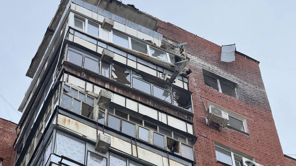 HANDOUT - Dieses vom Telegramkanal des Gouverneurs der Region Belgorod, Wjatscheslaw Gladkow, am 21. März 2024 via AP veröffentlichte Foto zeigt ein beschädigtes Gebäude nach einem Beschuss in der russischen Grenzregion Belgorod . Foto: Uncredited/Belgorod region governor Vyacheslav Gladkov telegram channel/AP/dpa