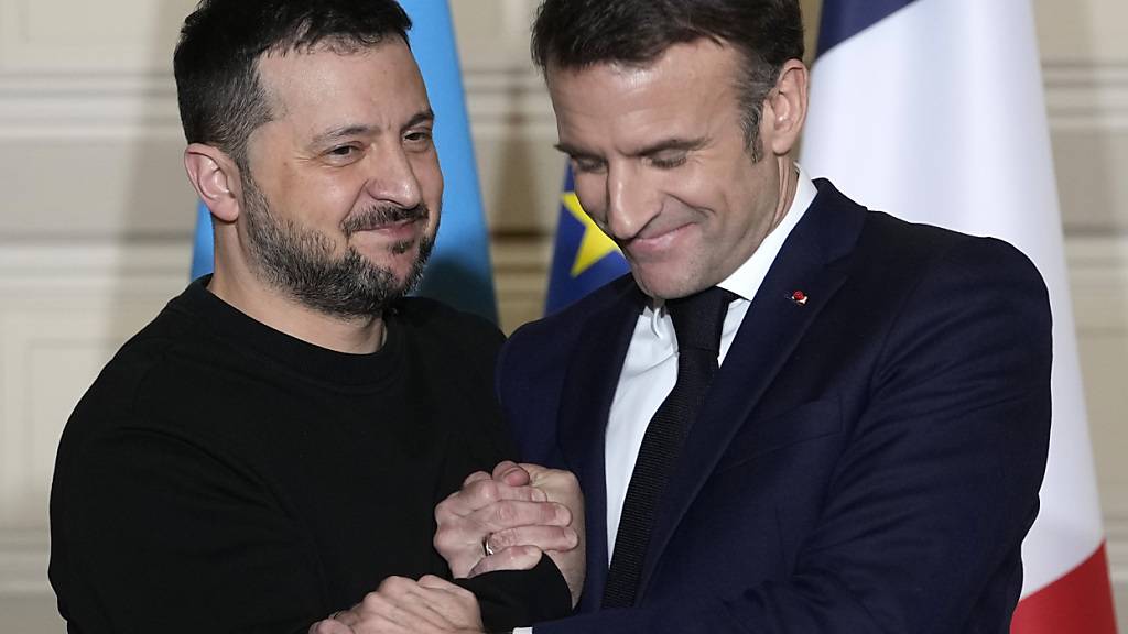 ARCHIV - Selenskyj kommt zu einem offiziellen Besuch nach Frankreich. Foto: Thibault Camus/AP Pool/dpa