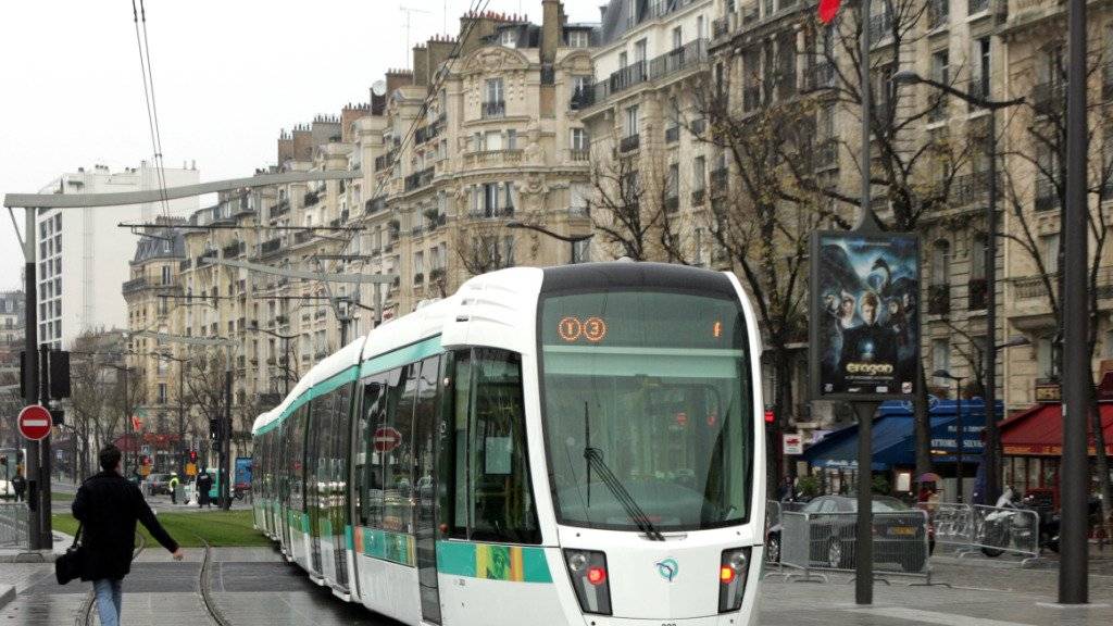 Ein Tram unterwegs in der Pariser Vorstadt. (Archivbild)