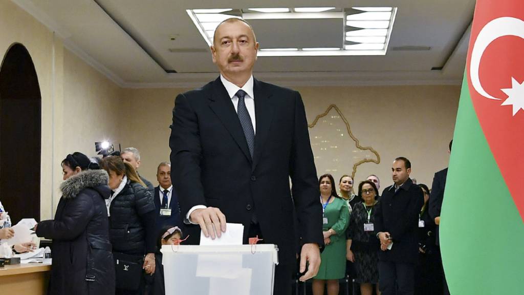 Aserbeidschans Präsident Ilham Aliyev im Wahllokal von Baku.