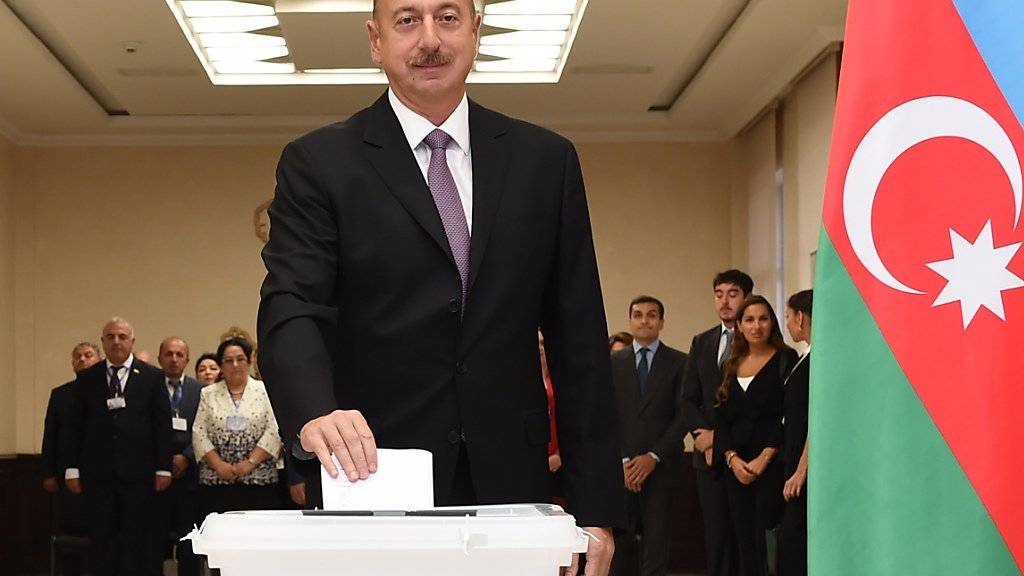Aserbaidschans Präsident Ilham Aliyev bei der Stimmabgabe in Baku.
