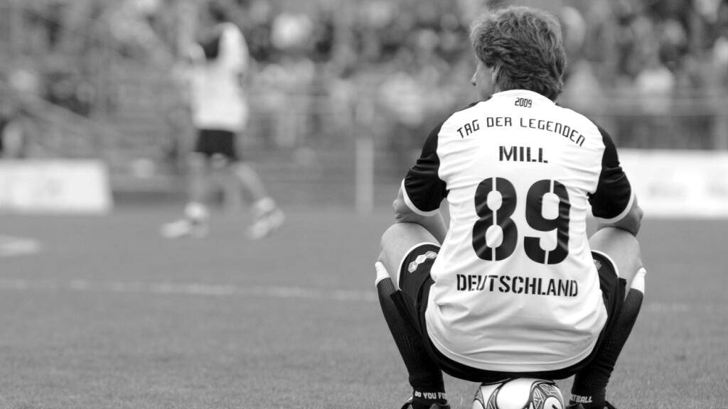 Deutschlands Weltmeister Frank Mill 2009 bei einem Legendenspiel am Hamburger Millerntor