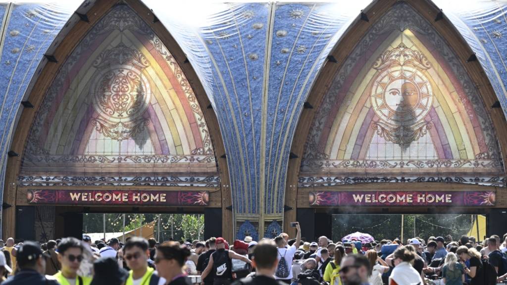 Menschen stehen Schlange, um den DreamVille-Campingplatz auf dem Tomorrowland-Festival für elektronische Musik in Boom zu betreten. Gestern zerstörte ein Feuer die Hauptbühne des Festivalgeländes auf dem Gelände ‹De Schorre› in Boom, wo morgen der erste Tag auf dem Programm steht. Foto: Tom Goyvaerts/Belga/dpa
