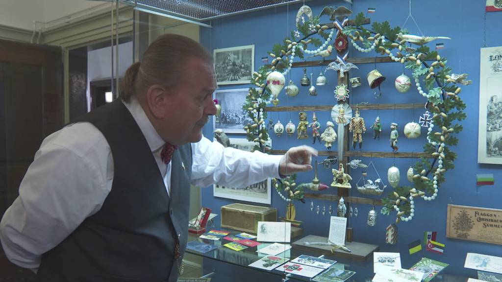 Bomben, Waffen und Hakenkreuz als Christbaumschmuck