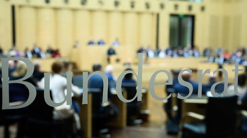 Die Mitglieder des Bundesrats sitzen in der 1053. Plenarsitzung im Deutschen Bundesrat. Foto: Bernd von Jutrczenka/dpa