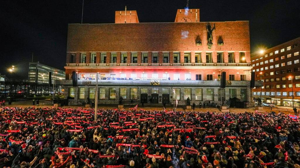 Die Fans bereiteten Norwegens Fussball-Nationalmannschaft in Oslo einen grossen Empfang