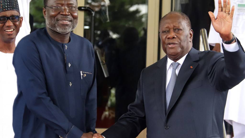 Omar Touray (l), Präsident der Ecowas-Kommission, begrüßt Alassane Ouattara, Präsident der Elfenbeinküste, zum Ecowas-Treffen. Zwei Wochen nach der Machtübernahme des Militärs im Niger hat die westafrikanische Staatengemeinschaft Ecowas über das weitere Vorgehen gegen die Putschisten beraten. Foto: Gbemiga Olamikan/AP/dpa
