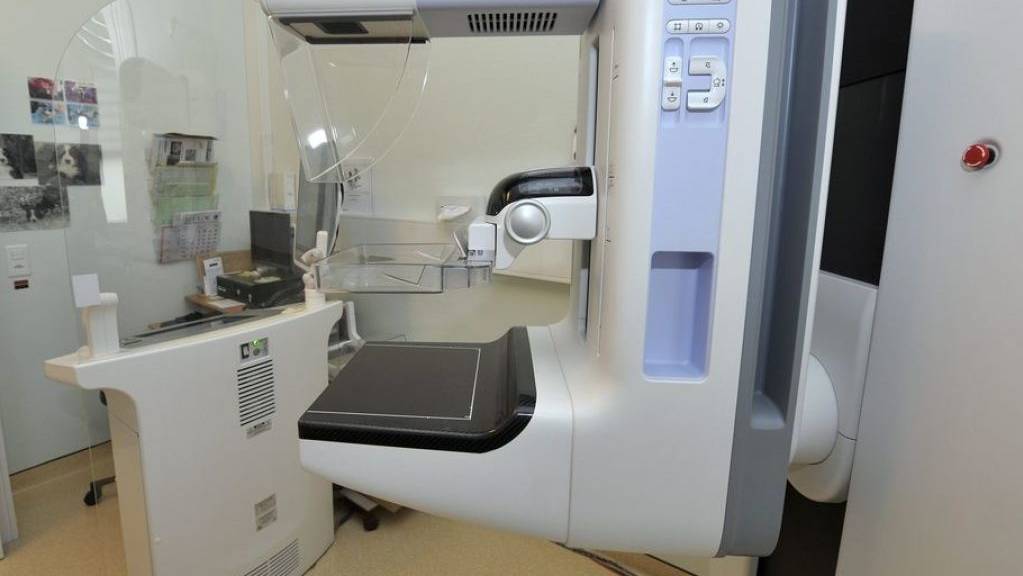 Blick in einen Mammografiesaal. Krebs entdecken und bekämpfen reicht nicht, denn Krebszellen verfügen über biochemische «Schutzwaffen». Forscher haben nun einige davon ermittelt und hoffen, sie künftig unschädlich machen zu können und dadurch die Wirkung von Therapien zu verstärken. (Archivbild)
