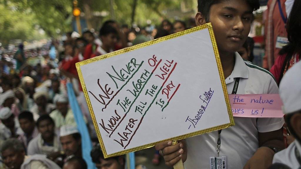 Hunderte Inder demonstrieren für einen nachhaltigeren Umgang mit Wasser. In Indien herrscht derzeit eine der schlimmsten Dürren seit Jahrzehnten.