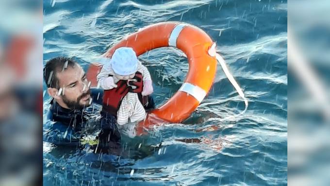 Dramatische Rettung von Migranten-Baby bei Ceuta