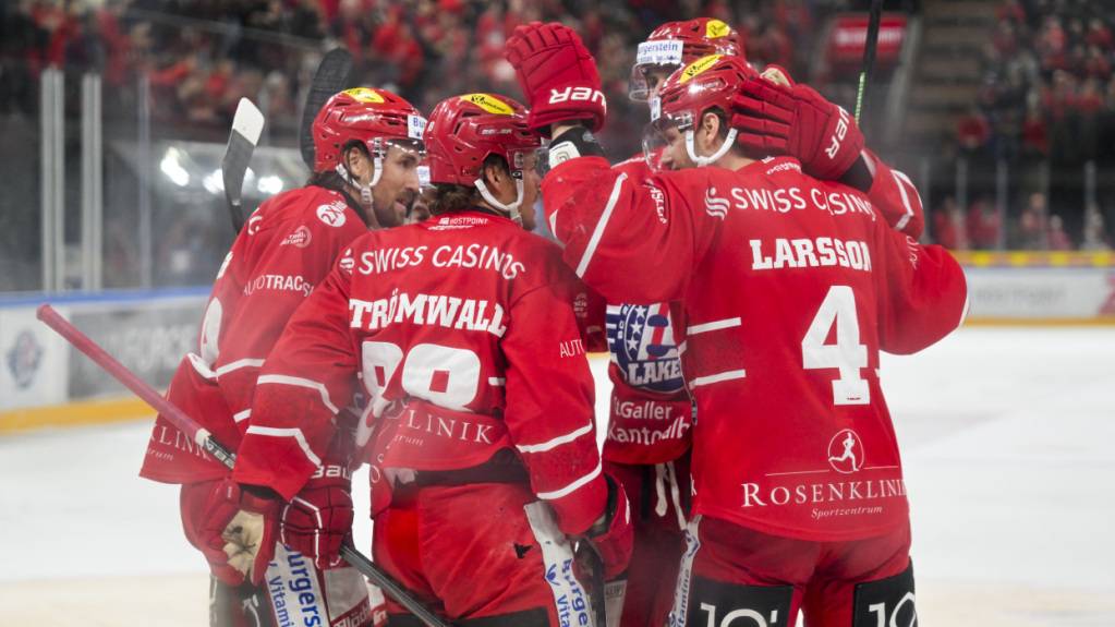 Die Spieler der Rapperswil-Jona Lakers können sich über das 2:0 in der Serie gegen Fribourg-Gottéron freuen