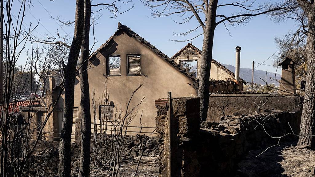 Ein verbranntes Haus als Folge eines Waldbrandes in Ano Patima bei Penteli in der Region Nord-Athen. Nur wenige Kilometer nordöstlich der griechischen Hauptstadt kämpfen Feuerwehrleute auf einer Fläche von rund 200 Quadratkilometern gegen unzählige Brände. Die Regierung hat nun die EU um Unterstützung gebeten. Foto: Socrates Baltagiannis/dpa