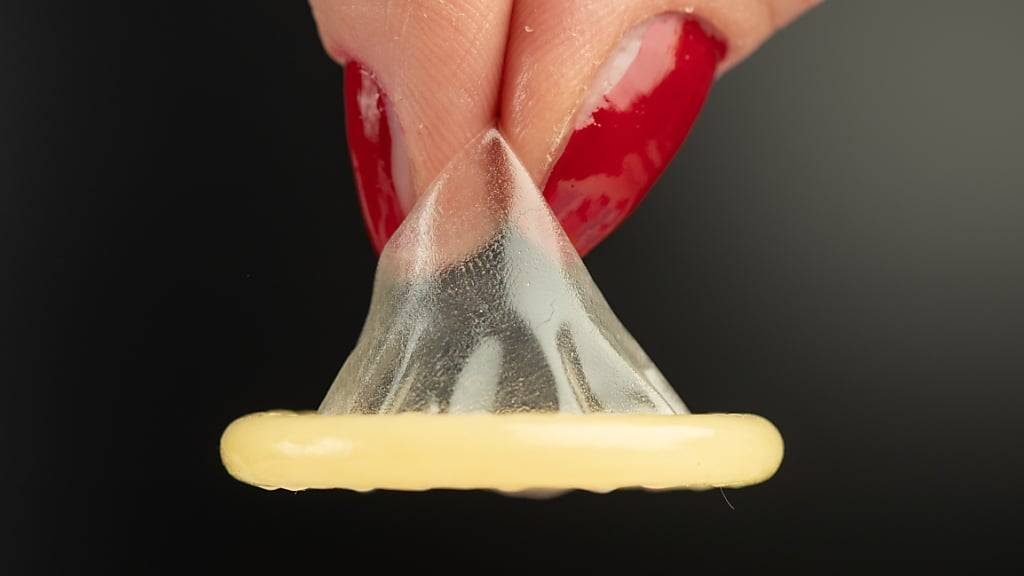 Strafbar ist neu auch das sogenannte Stealthing: Dieser Tatbestand liegt vor, wenn eine Person heimlich das Kondom abstreift oder von Anfang an keines benutzt. (Archivbild)