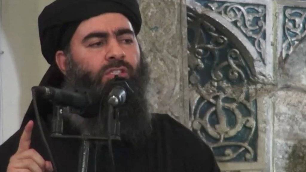 IS-Führer und selbsternannter Kalif: Abu Bakr al-Bagdadi bei einer Rede - laut den USA ist Al-Bagdadi am Leben, hat aber Mossul verlassen. (Archivbild aus dem Jahr 2014)