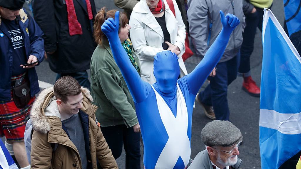 In blau oder mit Kilt für die Unabhängigkeit: Schottinnen und Schotten versammeln sich zur Kundgebung in Glasgow.