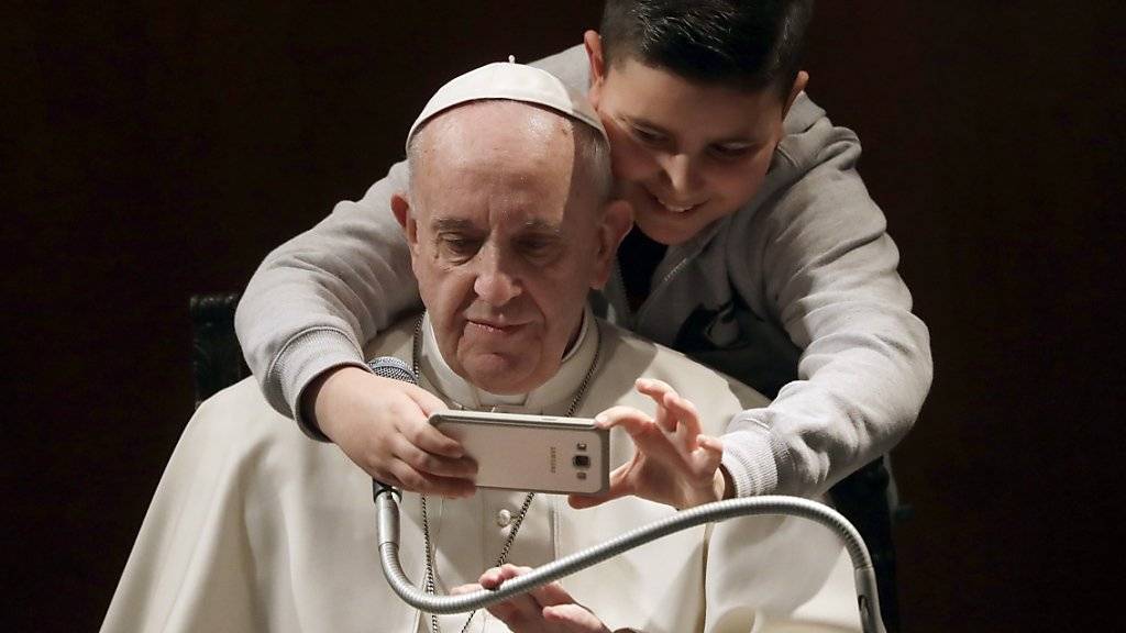 Der Papst will wissen, was die Jugend bewegt - und startet darum eine Online-Umfrage. (Archivbild)