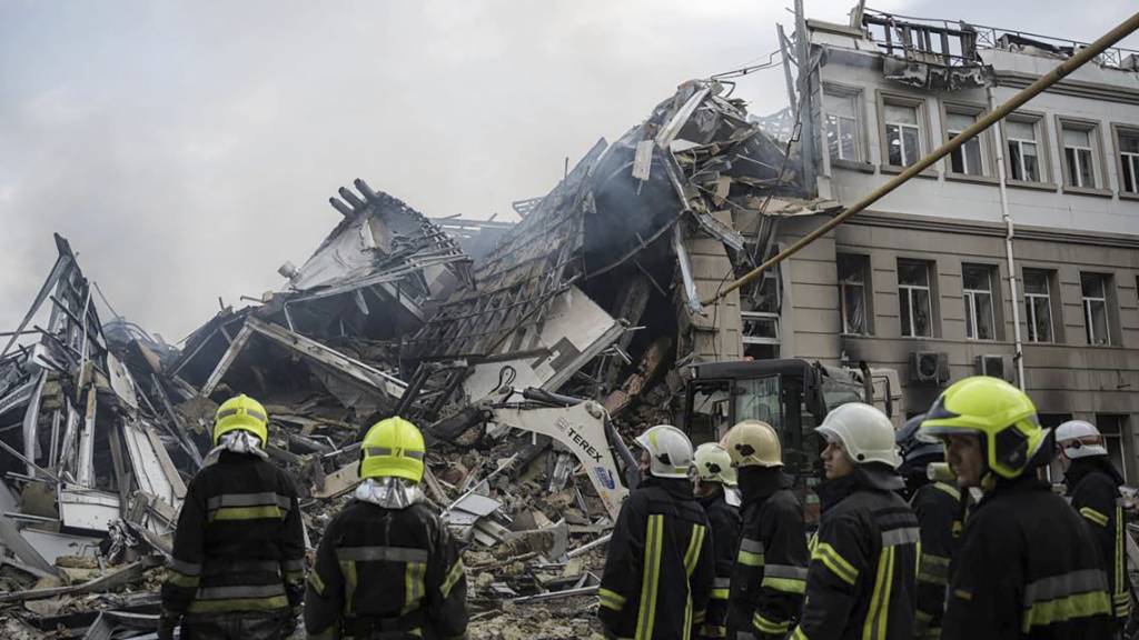 HANDOUT - Rettungskräfte arbeiten nach einem russischen Angriff in Odessa an einem zerstörten Gebäude. Foto: Pavlo Petrov/Ukrainian Emergency Service/AP/dpa - ACHTUNG: Nur zur redaktionellen Verwendung und nur mit vollständiger Nennung des vorstehenden Credits