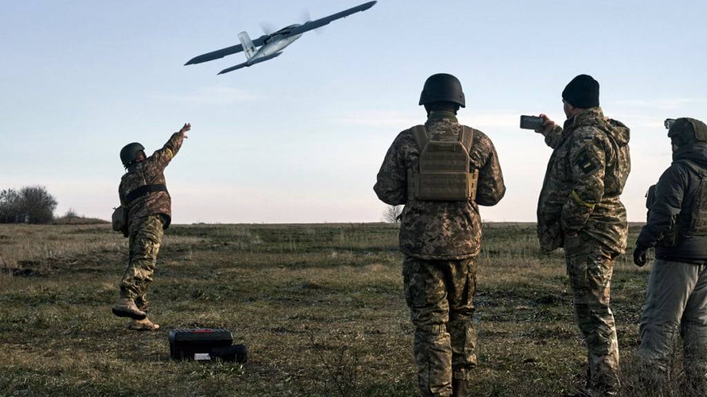 ARCHIV - Ukrainische Soldaten starten eine Drohne auf russische Stellungen in der Nähe von Bachmut. Foto: Libkos/AP/dpa