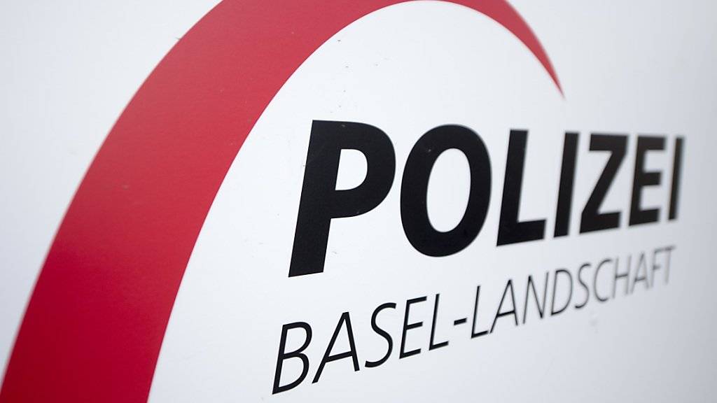 Die Polizei Basel-Landschaft warnt vor Betrügern, die sich als Polizisten ausgeben. (Symbolbild)