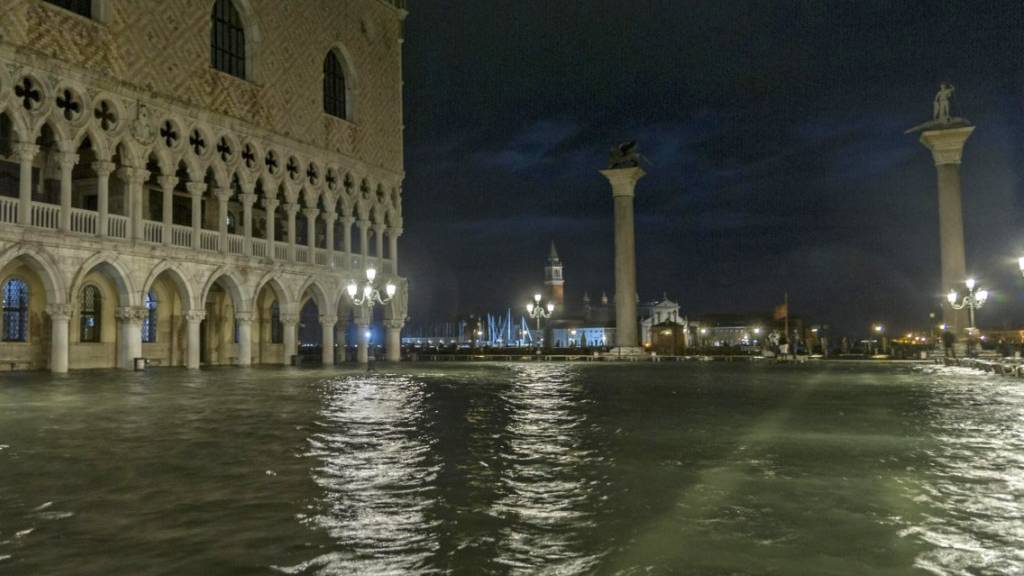 Acqua alta in Piazza San Marco a Venezia (links der Dogenpalast; Aufnahme vom 6. November 2017).