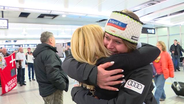 Freudentränen an Corinne Suters Flughafen-Empfang