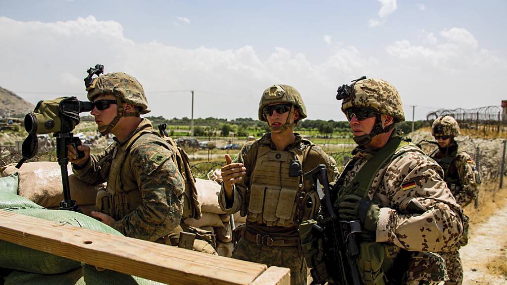 ARCHIV - US-Soldaten bereiten sich am Kabuler Flughafen auf den Abzug vor. Foto: Cpl. Davis Harris/U.S. Marine Corps via AP/dpa - ACHTUNG: Nur zur redaktionellen Verwendung und nur mit vollständiger Nennung des vorstehenden Credits
