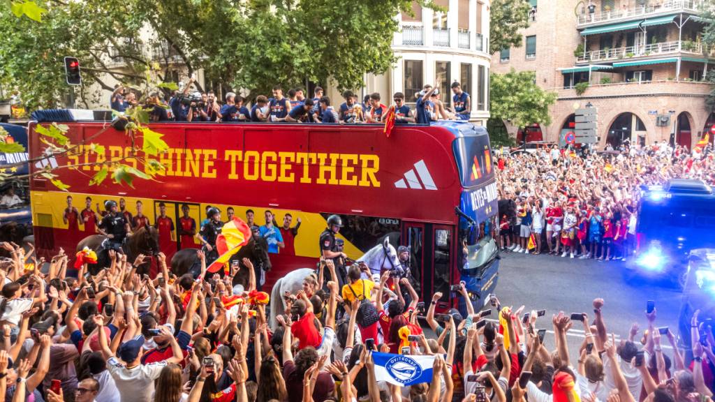 Hunderttausende feiern Spaniens WM-Helden mitten in Madrid - trotz Hitze.