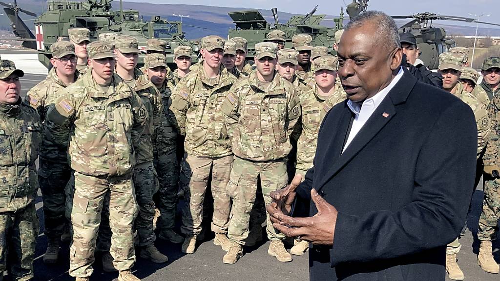Lloyd Austin, Verteidigungsminister der USA,  spricht auf einem Truppenübungsplatz mit US-Truppen.