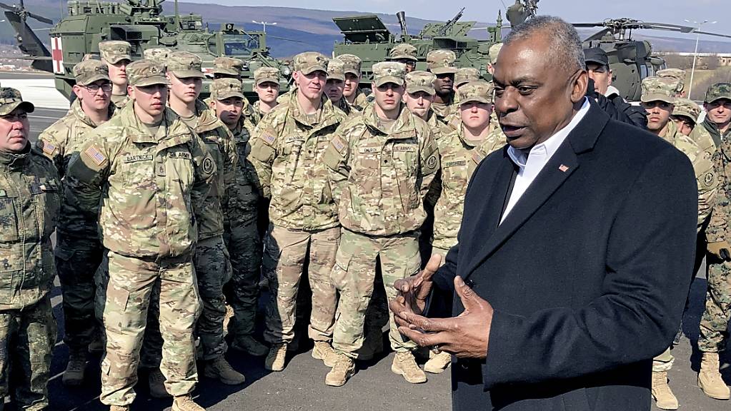 Lloyd Austin, Verteidigungsminister der USA,  spricht auf einem Truppenübungsplatz mit US-Truppen.