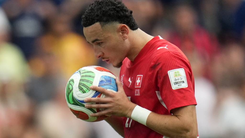 Kuss und Schuss ins Glück: Ruben Vargas verwandelte den entscheidenden Penalty zum Viertelfinal-Einzug