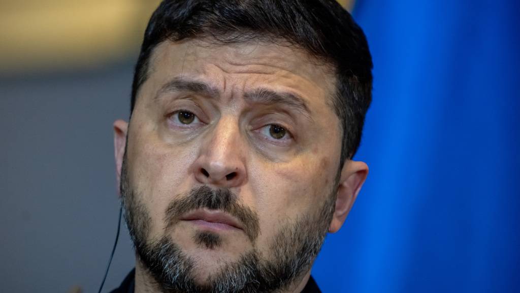 Wolodymyr Selenskyj, Präsident der Ukraine nimmt an einer Pressekonferenz im Kanzleramt teil. In Berlin finden Beratungen zu einem möglichen Frieden in der Ukraine statt. Foto: Michael Kappeler/dpa