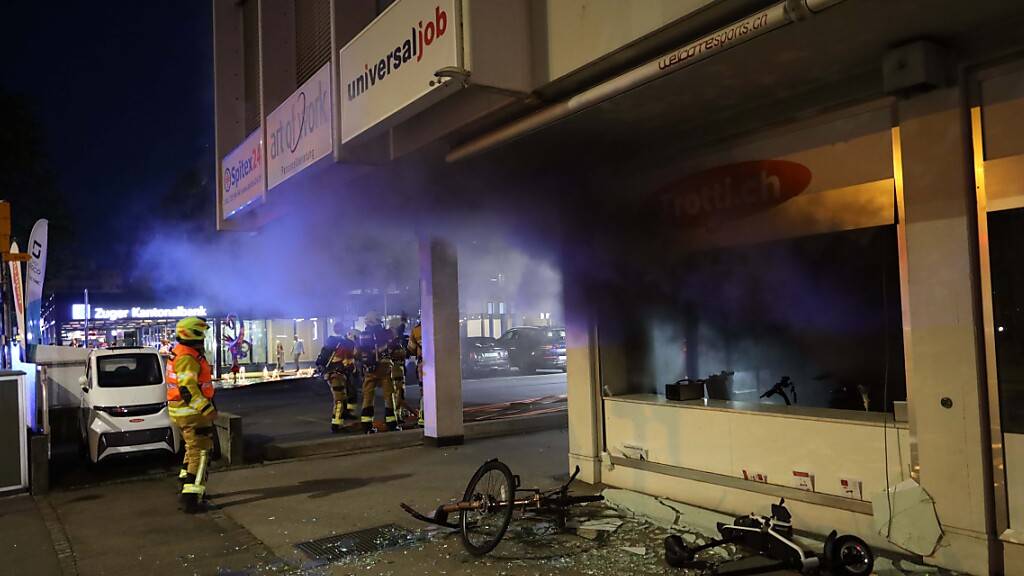 Der Brand brach in einem E-Trottinett-Geschäft aus.