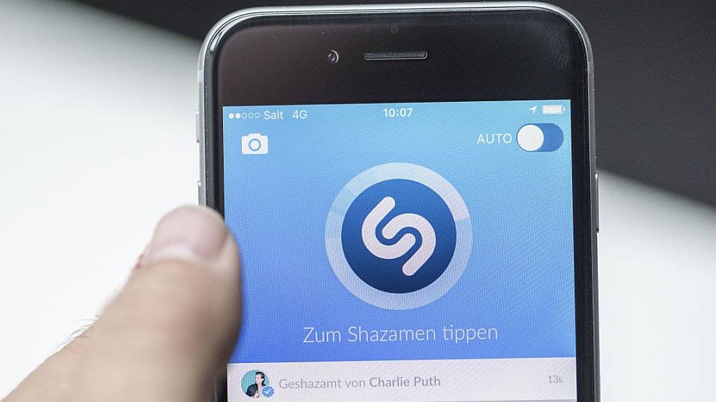 Der Musikdienst Shazam erkennt Musiktitel, indem Nutzer die App auf ihren mobilen Geräten einschalten und sie am Radio oder in der Bar «mithören» lassen. (Symbolbild)