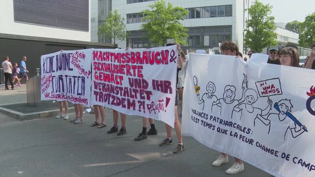 Protestaktion gegen Leadsänger Till Lindemann vor dem Stadion