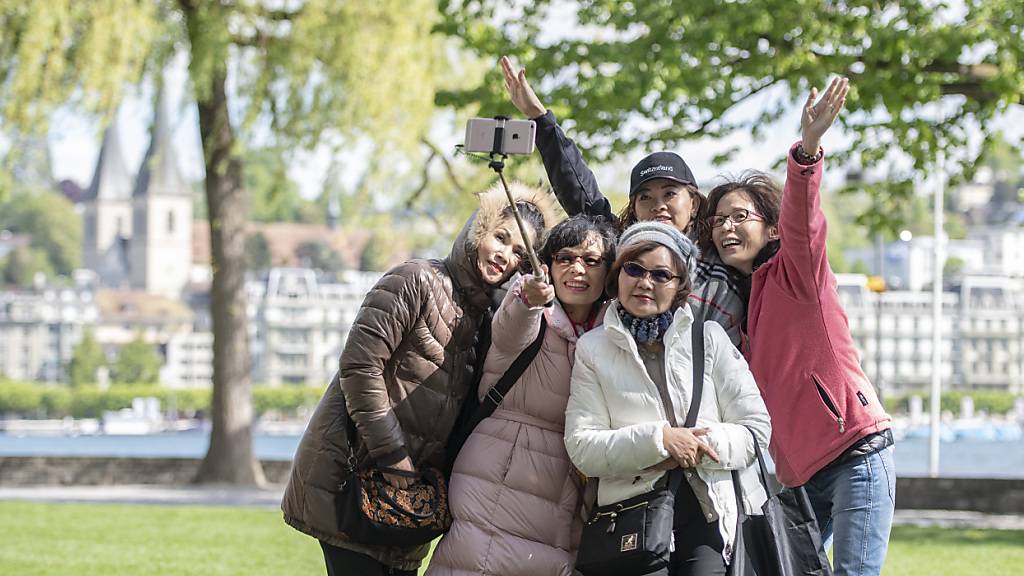 Touristinnen aus China posieren 2019 in Luzern für ein Selfie. Auch wenn ihre Zahl im Sommer 2024 noch nicht auf dem damaligen Niveau zurück sein dürfte, nehmen Übernachtungen chinesischer Touristen wieder deutlich zu. (Archivbild)
