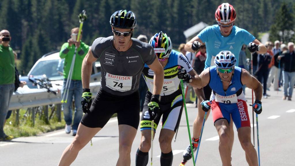 Die Langläufer halten sich auch mit den Rollski fit. Dario Cologna, hier in einer Archivaufnahme aus dem Jahr 2014, führt in dieser Szene eine Gruppe bei einem Rollski-Rennen an.