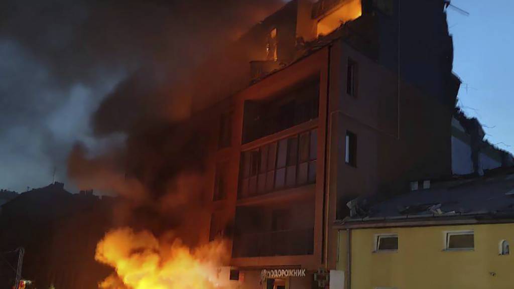 HANDOUT - Ein Wohnhaus brennt nach einem russischen Angriff in Lwiw. Foto: Uncredited/State Emergency Service of Ukraine/AP/dpa - ACHTUNG: Nur zur redaktionellen Verwendung im Zusammenhang mit einer Berichterstattung und nur mit vollständiger Nennung des vorstehenden Credits