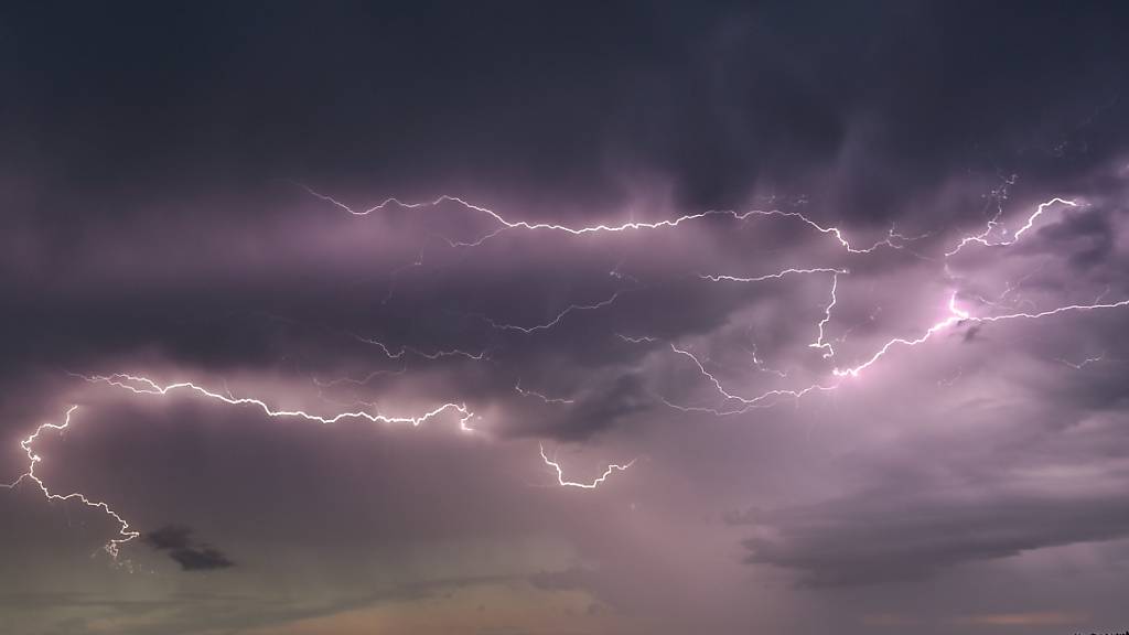 Das Gewitter von Donnerstagabend hat die Nordschweiz zum Leuchten gebracht: Über 100'000 Blitze gingen laut Wetterdienst Meteoschweiz über der Nordschweiz und Süddeutschland nieder. (Archivbild)