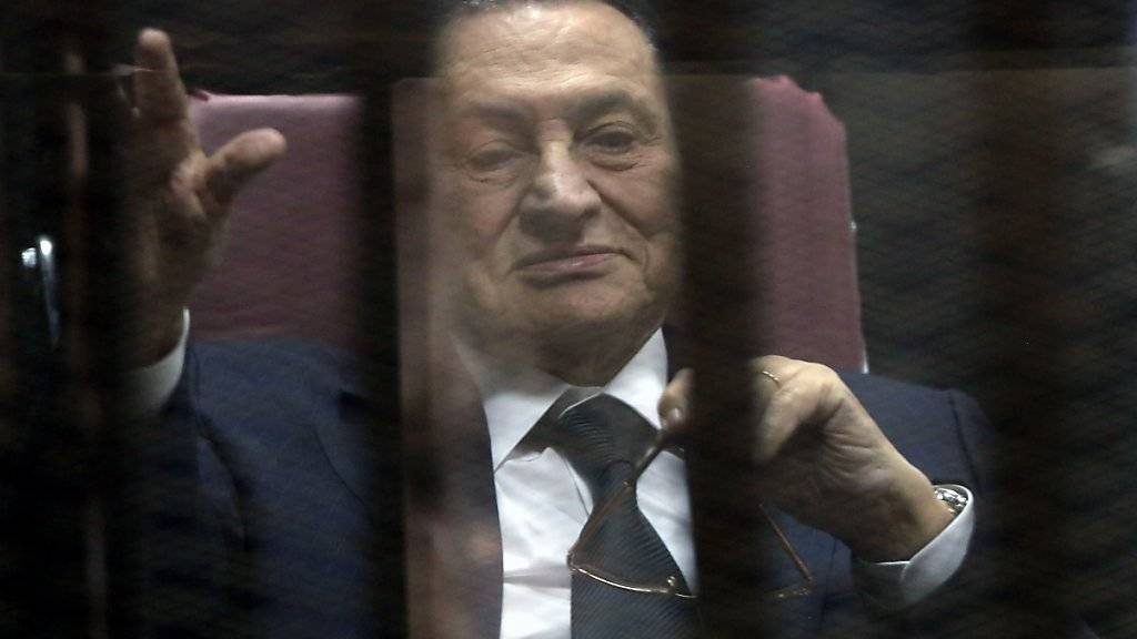 Mubarak im Jahr 2015 vor Gericht: Wegen angeblich schwerer Krankheit wurde der Ex-Präsident stets auf einer Bahre zum Gerichtssaal transportiert. Seine Zeit in Haft verbrachte er in einem Militärspital statt im Gefängnis.