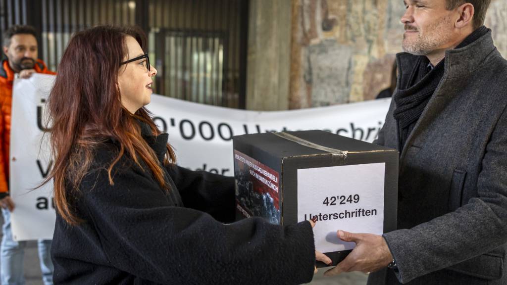 Michèle Dünki-Bättig, Co-Präsidentin der SP Kanton Zürich, übergibt dem stellvertretenden Regierungssprecher des Kantons Zürich, Daniel Eberhard, einen Teil der Unterschriften der Petition «Verletzte Kinder aus Gaza behandeln – auch im Kanton Zürich!».