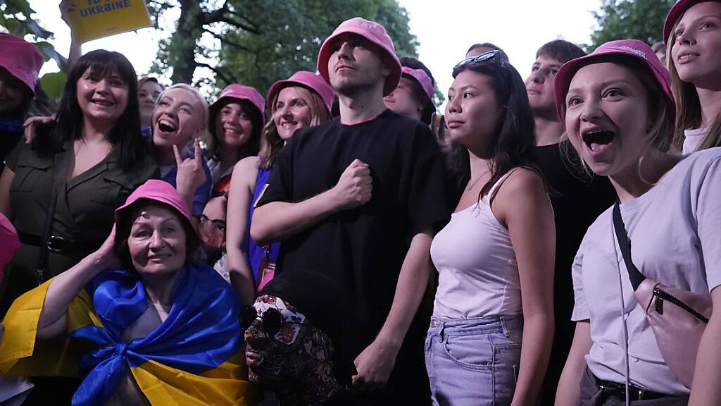 Die Band Kalush Orchestra aus der Ukraine trifft sich mit der ukrainischen Gemeinde, während sie einen Flashmob im Eurovision Village veranstalten. Foto: Luca Bruno/AP/dpa