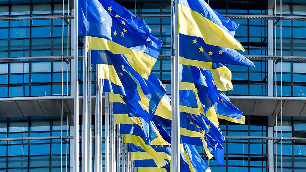 ARCHIV - Europäische und ukrainische Flaggen wehen vor dem Europäischen Parlament. Foto: Pascal Bastien/AP/dpa