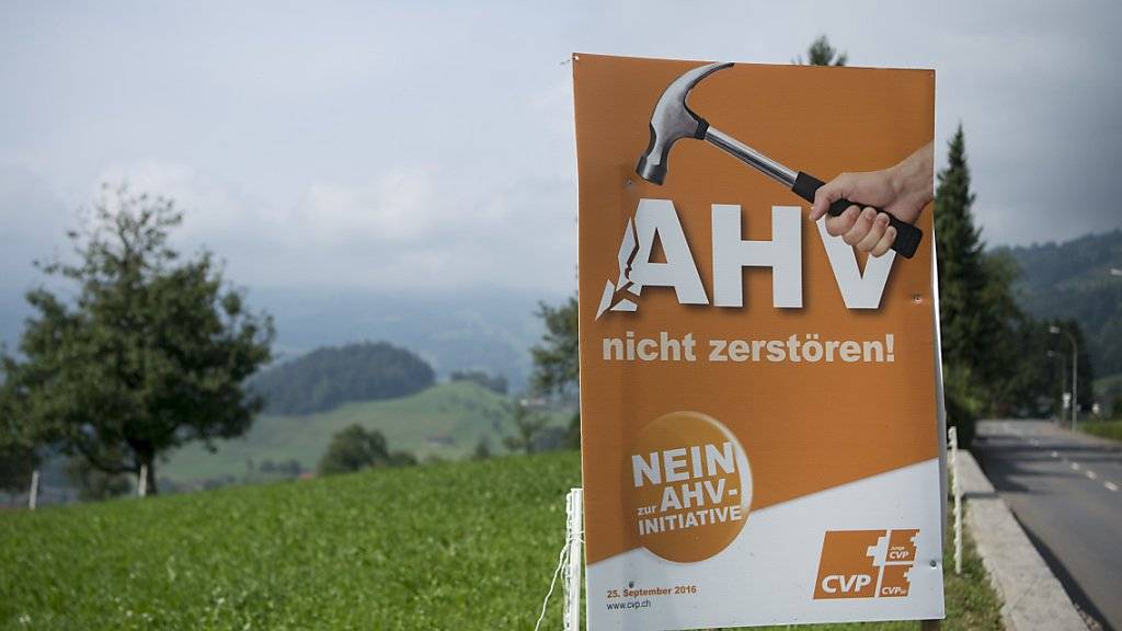 Für eidgenössische Abstimmungen wurden im vergangenen Jahr in der Schweiz deutlich mehr Werbefranken ausgegeben: Ein Plakat der CVP vom September 2016 gegen die AHVplus-Initiative. (Symbolbild)