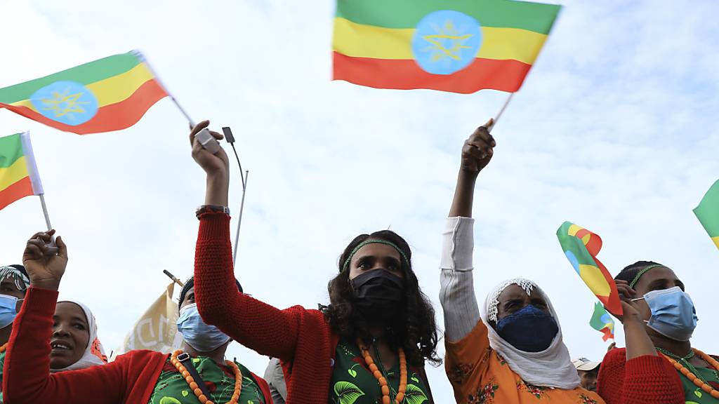 Demonstranten in Addis Abeba schwenken Flaggen, um unter dem Motto «Ich marschiere, um Äthiopien zu retten» gegen die Partei Volksbefreiungsfront von Tigray (TPLF) zu demonstrieren. Die TPLF hat am Sonntag erstmals bestätigt, dass ihre Kämpfer die historische Stadt Lalibela unter Kontrolle haben.