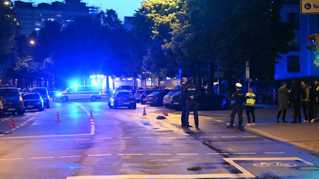Polizisten stehen auf der Straße. Foto: Felix Hörhager/dpa