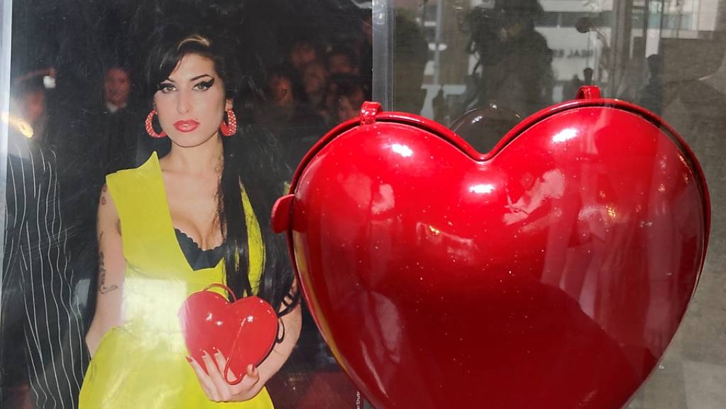 ARCHIV - Eine speziell angefertigte rote Ledertasche in Herzform von Moschino, die von Amy Winehouse bei den Brit Awards 2007 getragen wurde. Foto: Keiran Southern/PA/dpa - ACHTUNG: Nur zur redaktionellen Verwendung im Zusammenhang mit einer Berichterstattung über die Auktion und nur mit vollständiger Nennung des vorstehenden Credits